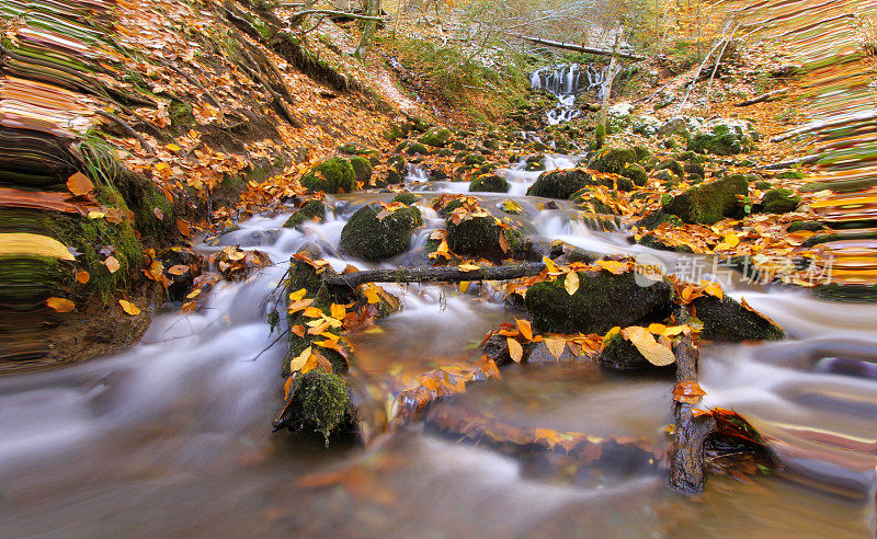 耶迪戈勒国家公园(Yedigoller National Park)的木制房子可以欣赏美丽的秋景。博鲁是土耳其西北部的一个省。